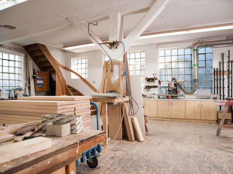 Wir bieten Dachfenster und Fenster aus Holz, Aluminium und Kunststoff